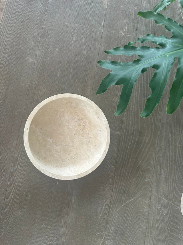 Tô đá tự nhiên màu kem có chân, thiết kế tròn với bề mặt vân đá tự nhiên.
